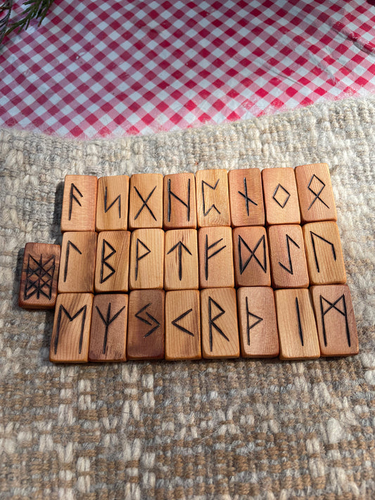 Miðnætursól Rune Set
